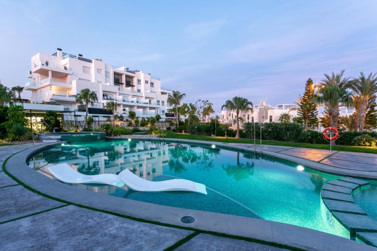 Nice 2 Bedroom Bali Apartment With Sea Views Torrevieja Exterior photo